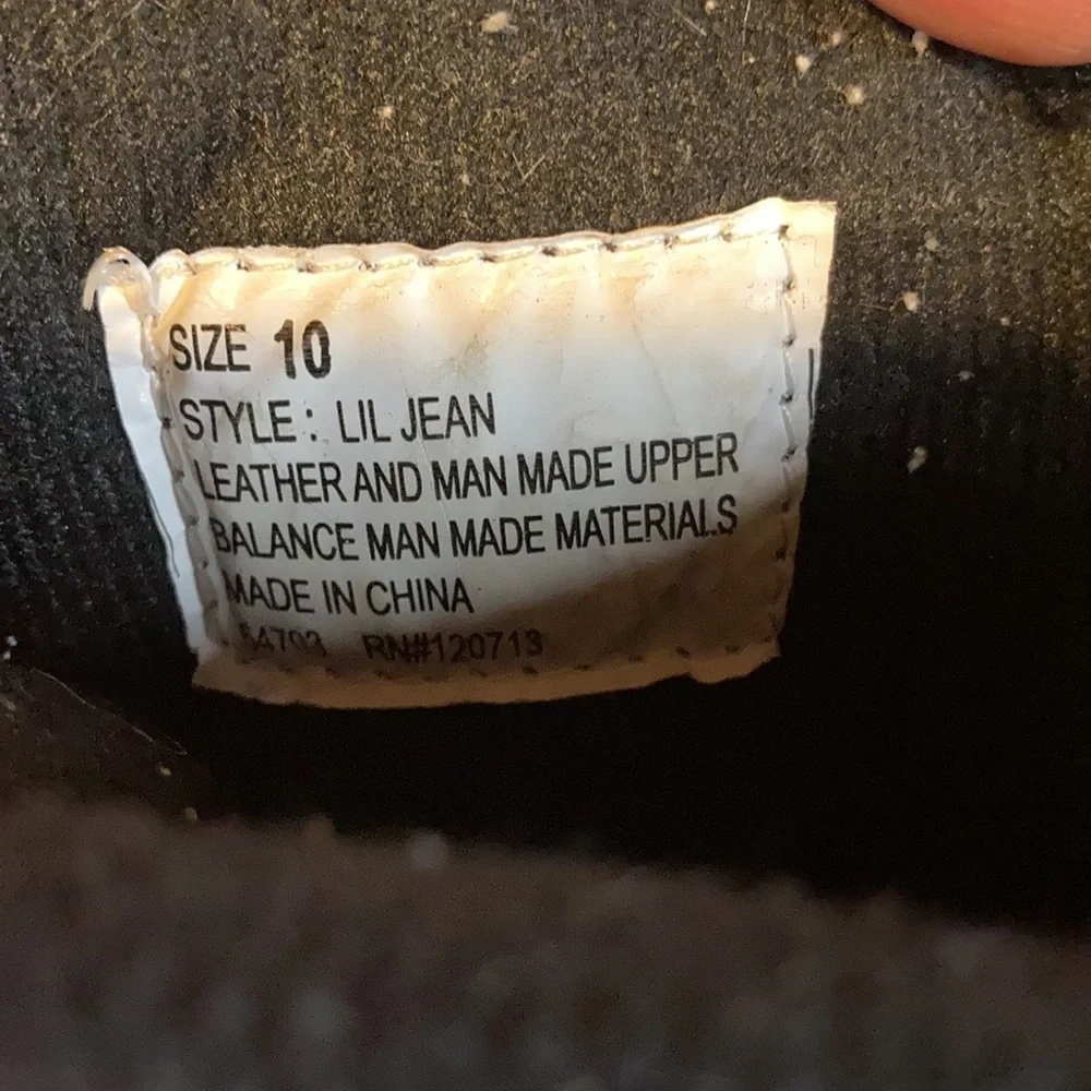 Size 10 Girls Totes winter snow boot. Leather and man made materials.